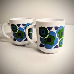 SET of 2 Vintage Arcopal Lotus milkglass glass mugs -coffee/tea cup 70&#39;s france retro flowers - Blue and green flowers