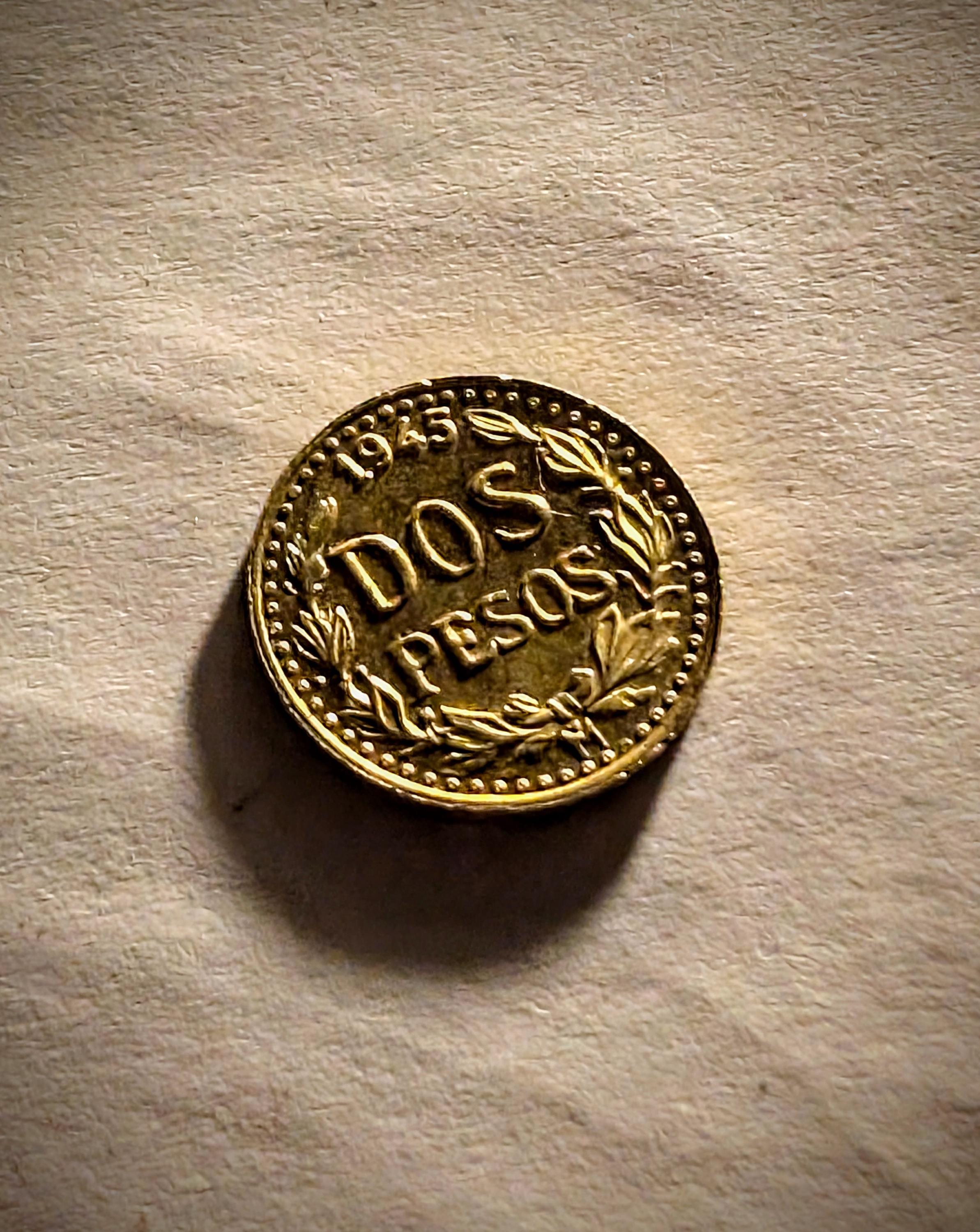 アクセサリー DOS PESOS 1945 Dos Pesos Gold Coin Pendant with Polished Bezel - gift