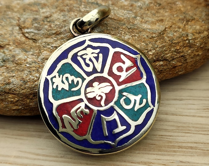 Collier de prière bouddhiste tibétain Om Mani Padme Hum avec pendentif