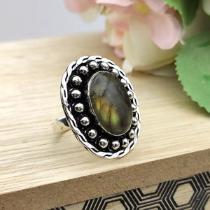 Ethnic chiseled labradorite stone ring in boho style - Size US : 7.5