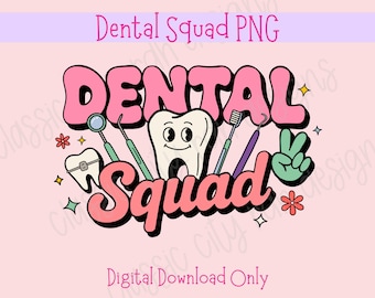 Może przedstawiać: Grafika w stylu retro z napisem "Dental Squad" w różowych literach. Projekt zawiera uśmiechnięty ząb, narzędzia dentystyczne i znak pokoju, wszystko na jasnoróżowym tle. Tekst "Digital Download Only" jest również dołączony.