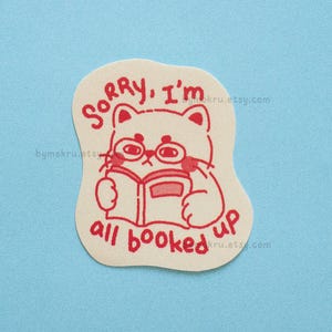 J'ai complet | Stickers amoureux des livres, chat lisant, Sticker Kindle, Sticker chat mignon, Sticker livresques, Sticker pour liseuses