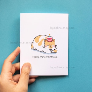 de voeux d'anniversaire de chat chonky | J'ai entendu dire que c'était votre anniversaire, Chat avec un gâteau, Jolie carte de fête, Carte d'anniversaire drôle, Chat potelé