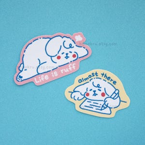 La vie est dure, presque là | Sticker chien mignon, chien blanc duveteux, sticker pertinent, sticker humeur, décoration de téléphone, stickers pour journaux