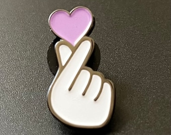 Pin de esmalte de la Convención de los Testigos de Jehová con forma de corazón de dedo coreano