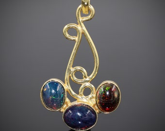 Pendentif opale noire multifeu, opale de feu, pendentif trois pierres, pendentif en or, pierre de naissance d'octobre, pendentif opale d'Éthiopie