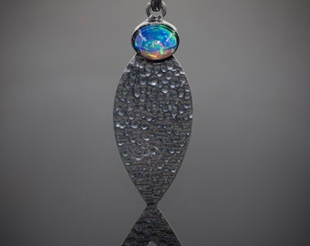 Pendentif opale ovale noire, bijoux opale de feu, pendentif opale naturelle, pendentif poisson plaqué rhodium noir, pierre de naissance d'octobre, opale d'Éthiopie AAA