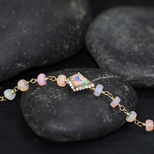 Pulsera de alambre con cuentas de piedras preciosas con dije de cometa de ópalo blanco natural, pulsera de cadena con cuentas de ópalo suave, joyería de ópalo etíope, pulsera de ópalo