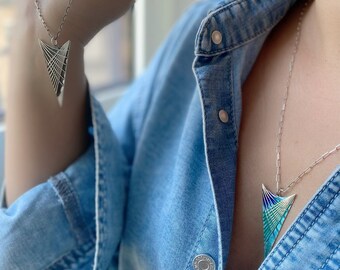 Collar triangular de plata de ley esmaltada: inspirado en la aurora boreal