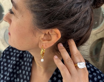 Pendientes de aro con perla dorada: plata de ley chapada en oro, joyería minimalista y elegante, regalo para ella.