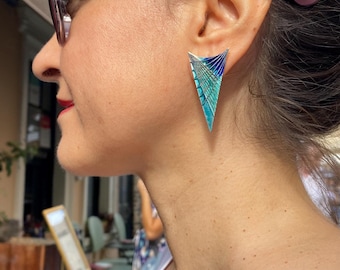 Pendientes triangulares de esmalte: tachuelas celtas geométricas de plata