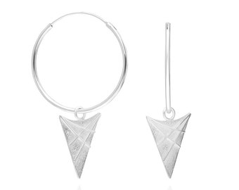 Delicados pendientes triangulares de aro de plata: joyería celta colgante