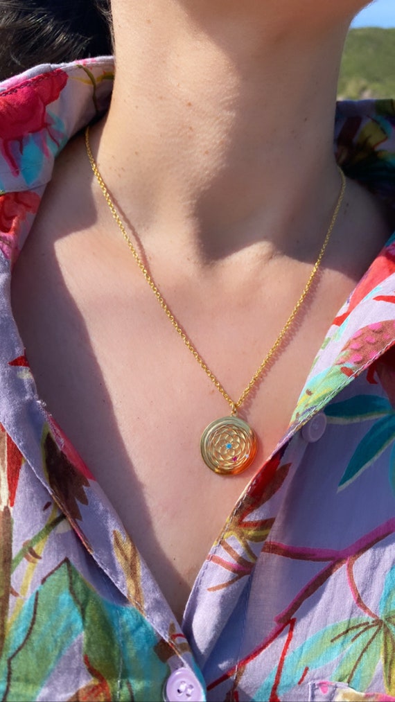 H&m top venus necklace