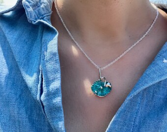 Collar con colgante de hongo esmaltado, plata de ley y oro rosa.