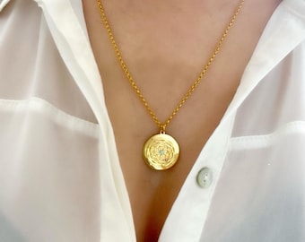 Collar con medallón de Venus personalizado en oro de 18k: gemas de rubí, aguamarina y circón.