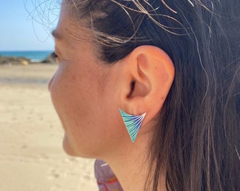 Pendientes triangulares de esmalte nórdico: base de plata, joyería artesanal