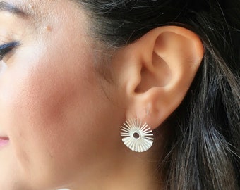 Pendientes Art Déco Sunburst de plata de ley: delicados dijes circulares