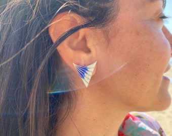 Pendientes triangulares de esmalte nórdico: base de plata, joyería artesanal