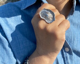 Anillo de hongo ajustable de plata de ley: una joya con un toque llamativo