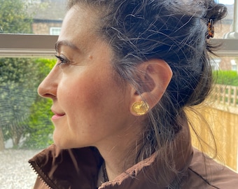 Pendientes de hongo dorados: delicados pendientes de plata de ley