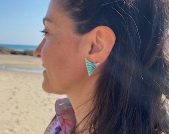 Pendientes triangulares de esmalte nórdico: base de plata, joyería artesanal