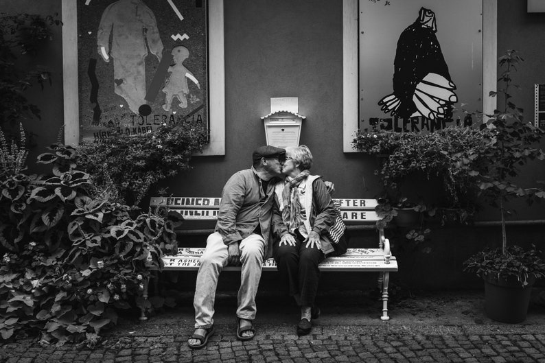 Portrait photo of a couple on a black and white bench deco art print wall decoration street photography