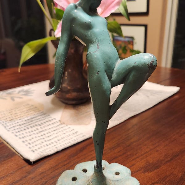 Frankart flower frog. (unsigned)