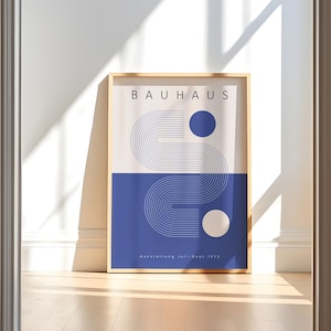 Póster geométrico abstracto contemporáneo en azul marino de Bauhaus, decoración minimalista moderna de mediados de siglo de Bauhaus