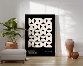 Puede incluir: Un póster geométrico en blanco y negro con un patrón de círculos y triángulos superpuestos. El póster tiene el texto "Bauhaus Exhibition" y "July 19, 1923" impreso en él.