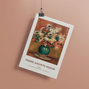 Op de afbeelding: Een schilderij van Pierre Auguste Renoir met de titel "Bloemen" dat een vaas met kleurrijke bloemen in een groene vaas op een wit bord toont. Het schilderij is geplaatst tegen een warme, oranje achtergrond.