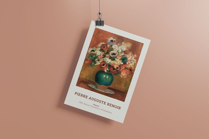 Op de afbeelding: Een schilderij van Pierre Auguste Renoir met de titel "Bloemen" dat een vaas met kleurrijke bloemen in een groene vaas op een wit bord toont. Het schilderij is geplaatst tegen een warme, oranje achtergrond.