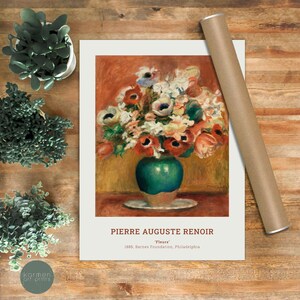 Op de afbeelding: Een schilderij van een boeket bloemen in een groene vaas op een wit bord. De bloemen zijn voornamelijk wit en roze met wat rode accenten. De achtergrond is warm oranje en geel.