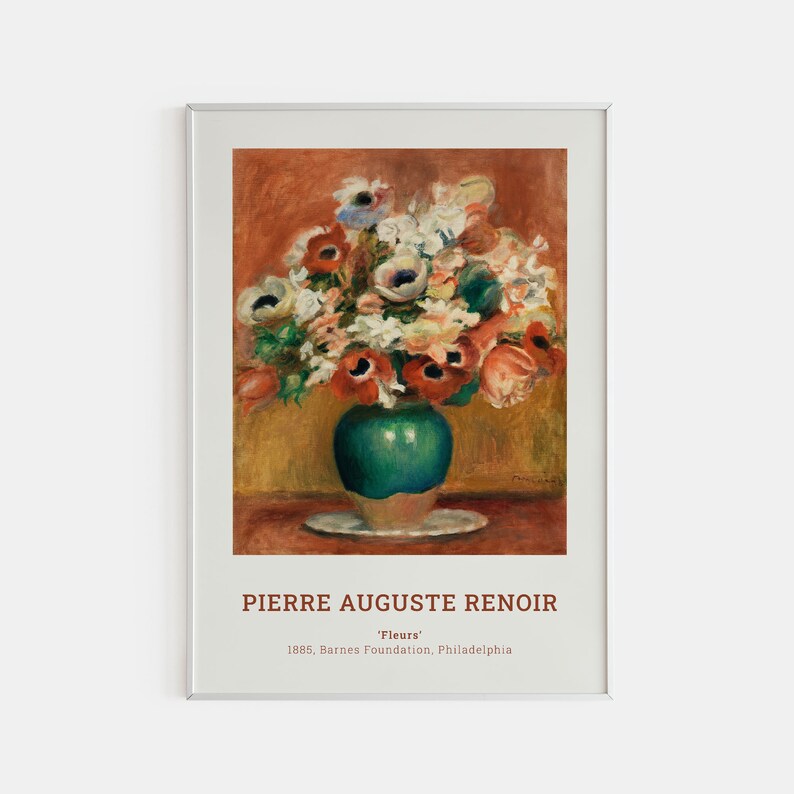 Op de afbeelding: Een schilderij van een boeket rode, witte en roze bloemen in een groene vaas op een wit bord. De bloemen zijn gerangschikt in een vaas op een tafel met een gele en oranje achtergrond. Het schilderij is getiteld "'Fleurs'" door Pierre Auguste Renoir, 1885, Barnes Foundation, Philadelphia.