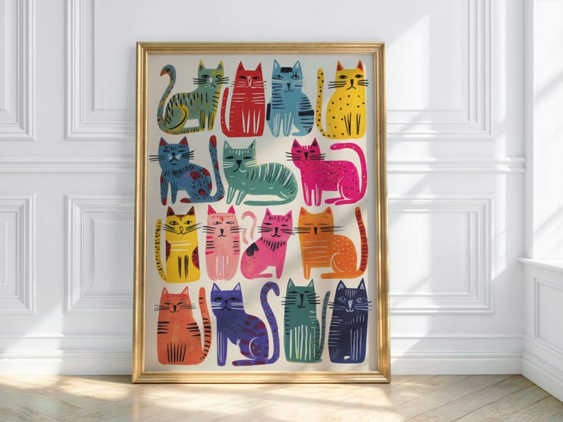 K&ouml;nnte beinhalten: Ein gerahmter Kunstdruck mit einer Sammlung farbenfroher, stilisierter Katzenillustrationen. Die Katzen sind in verschiedenen Posen und Farben dargestellt, darunter Rot, Blau, Gelb und Pink, vor einem cremefarbenen Hintergrund. Der Rahmen ist goldfarben.