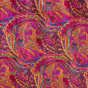 Peut inclure: Un tissu &agrave; motif paisley vibrant dans des tons de rose, or et bleu. Le tissu pr&eacute;sente un motif r&eacute;p&eacute;titif de motifs paisley complexes.