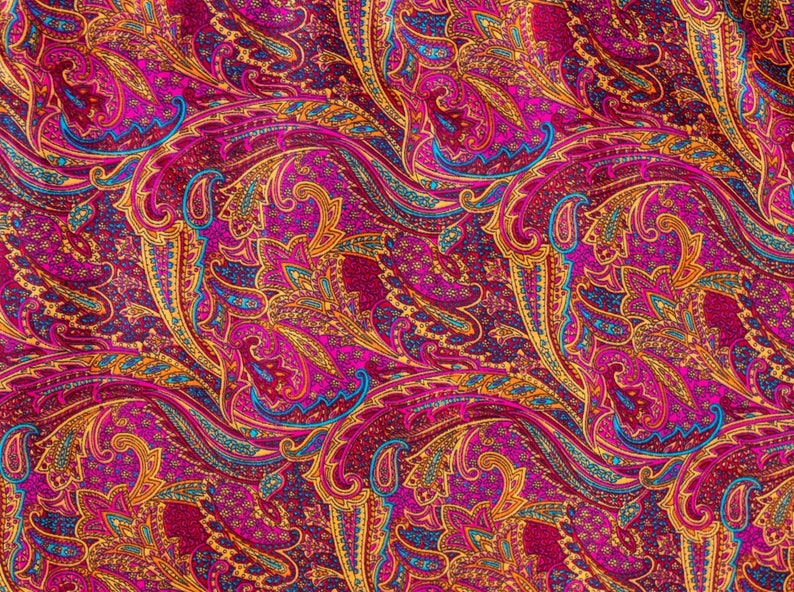 Peut inclure: Un tissu &agrave; motif paisley vibrant dans des tons de rose, or et bleu. Le tissu pr&eacute;sente un motif r&eacute;p&eacute;titif de motifs paisley complexes.