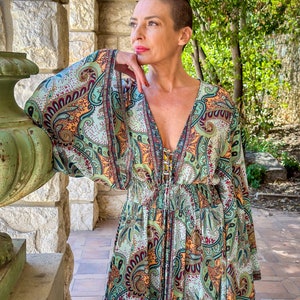 Robe longue boho en soie, robe vintage en soie, robe décolleté, robe smockée, robe gypsy bohème, robe manches évasées, robe d'été image 5