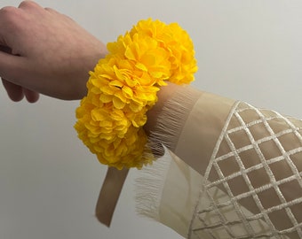 2 pulseras de flores artificiales de mehndi + juego de gajra de mano de dama de honor: perfecto para obsequios de mehndi y ramilletes de flores de dama de honor