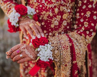 Pulsera/ramillete nupcial de flores artificiales. Pulseras nikkah/mehndi de rosas y gypsophila. Un par de pulseras de flores de seda.
