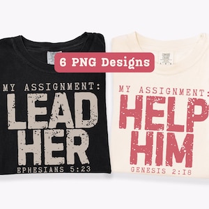 Peut inclure: Deux t-shirts, un noir et un crème, avec du texte. Le t-shirt noir indique "MY ASSIGNMENT: LEAD HER" avec "EPHESIANS 5:23" en dessous. Le t-shirt crème dit "MY ASSIGNMENT: HELP HIM" avec "GENESIS 2:18".