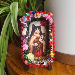 Gotisk katt nunnaaltare - Återvunnen sardintenn Nicho - Handgjord kattälskarepresent - Konstig kattkonst - Saint Therese katt decoden-helgedomen