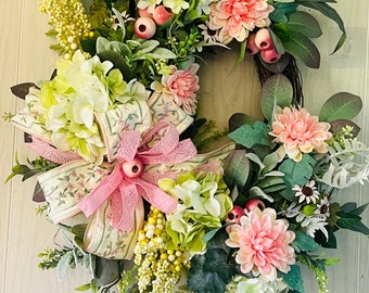 Corona de hortensias y dalias: Decoración floral ovalada de verano con ramas de vid para la puerta.