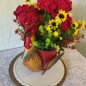 Farmhouse Rooster Floral Centerpiece, rustic country kitchen decor, rooster table centerpiece, Geraniums and small sunflowers  decor.