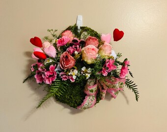 Colgante de puerta con cesta de musgo floral: decoración intercambiable para San Valentín y Pascua.