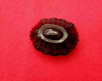 Victorian Whitby Jet brooch/pin with jet gemstone to centre.