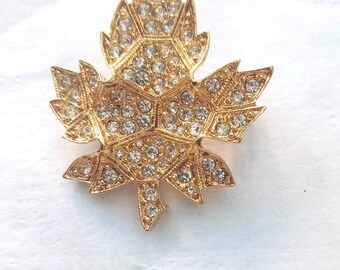 D&#39;Orlan fine tripple plated 1980s gold paved diamanté brooch. Maple leaf Design. Very striking and collectable brooch. Unique styling