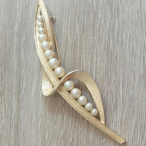 Trifari Crown  1960s vintage brooch/pin. Alfred Phillipe design. Signed Trifari, immaculate condition. Stylish and very collectable