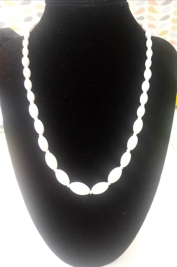 Vintage Milk Glass Necklace. 1960s Retro Beads. - Etsy