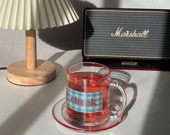 Ensemble de tasse à café et de soucoupe à carreaux rouge rétro / tasse à café et soucoupe de style vintage / boisson