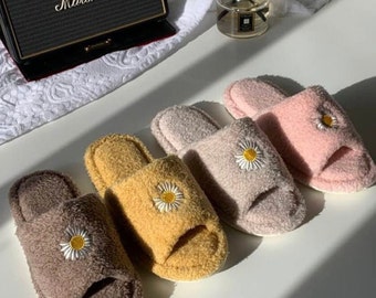 Mini pantoufles d’intérieur en marguerite (4 couleurs) / Mignon slip-on d’intérieur pour femme / Pantoufles de maison à bout ouvert en fourrure Daisy